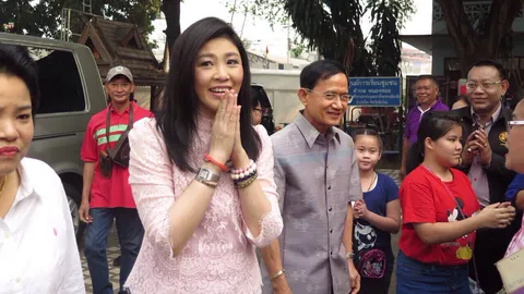 'ยิ่งลักษณ์' กลับเชียงใหม่ ทำพิธียกยอดฉัตรเจดีย์โบราณวัดดัง