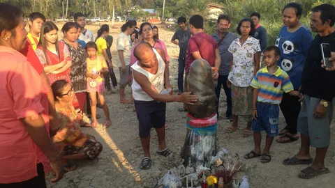 นักวิเคราะห์เลข เมืองหอยใหญ่  แห่ ลูบถู 'ปลัดขิกยักษ์' หวังรวยข้ามคืน