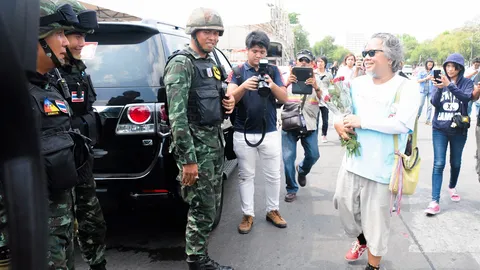 มอบดอกไม้ 