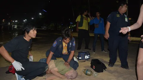 หวิดดับ! ฝรั่งเฒ่าเครียด ลงหาดพัทยาฆ่าตัวตาย หนุ่มรัสเซียช่วยได้ทัน