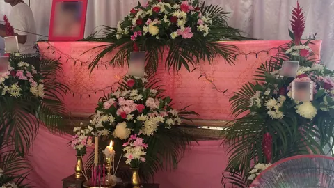 อาลัยครั้งสุดท้ายเพื่อลูกชายวัย13 จัดงานศพสีชมพูตามใบสั่ง