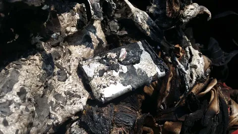 อุทาหรณ์!! เก็บแบตมือถือเก่าไว้ บึมสนั่น ไฟไหม้ตึกเมืองเพชรบูรณ์ (ชมคลิป)