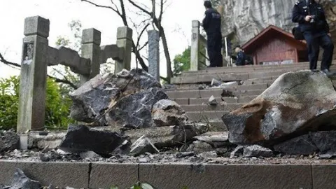 7 นักท่องเที่ยวโชคร้าย เดินเขาในจีนถูกหินตกใส่ดับ