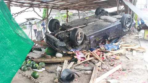  เหมายกแผง! เก๋งพลิกคว่ำชนร้านแตงโมทำลูกค้า-คนขายเจ็บ 4 ราย