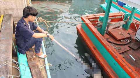 ผงะ! ศพชายอืดขาดครึ่งมีเพียงท่อนล่าง ลอยติดแพปลา