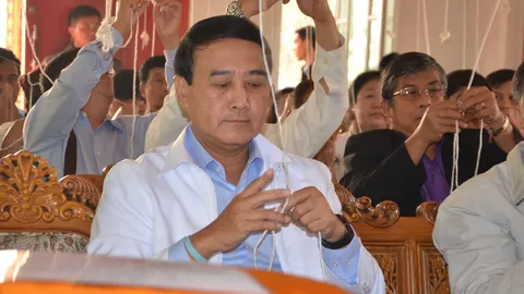 ผบ.ทบ.นำบิ๊กทหาร ทอดผ้าป่า วัดเชียงใหม่ 