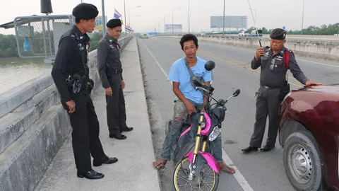 หวั่นฆ่าตัวตาย! หนุ่มอกหักร้องไห้กลางสะพาน-แฟนหนีไปกับกิ๊ก