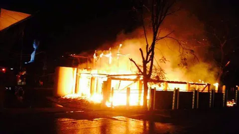 ฟ้าผ่าอาคารเรียนไม้ เมืองสุพรรณฯ อายุ 50 ปี สูญกว่า 4 ล.