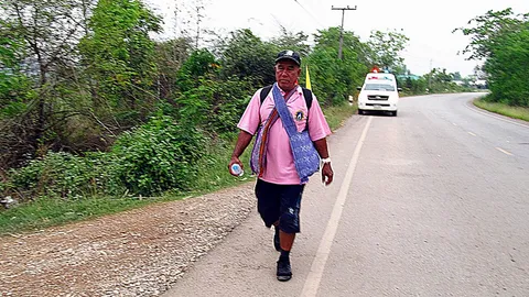 พ่อเฒ่าหนองบัวลำภูวัย 63 เดินเท้าไป'ศิริราช' ถวายพระพรในหลวง