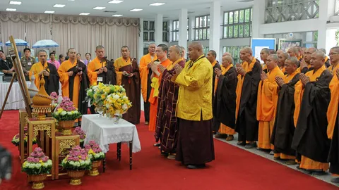 สงฆ์จีนถวายพระพร 