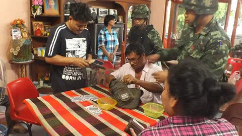 จับบ่อนรัมมี่เมืองกำแพงเพชร พบ ผช.ผู้ใหญ่บ้านร่วมวงด้วย