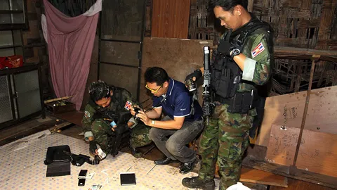 ทัพเรือภาค 3 บุกบ่อนชุมชนท่าจีนภูเก็ต รวบผีพนันมุดท่อน้ำหนี