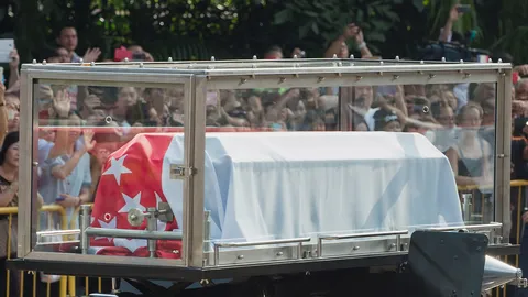 ร่วมอำลา! ชาวสิงคโปร์ต่อแถวยาว เคารพศพ ‘ลี กวน ยู’ ที่รัฐสภา (ชมคลิป)