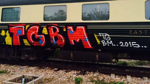 งามหน้า!! มือดีย่องพ่นสเปรย์รถไฟท่องเที่ยวสิงคโปร์ (ชมคลิป)