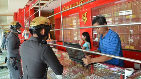 2 ผัวเมียอุ้มลูกน้อยชิงทองกลางเมืองโคราช ห่างโรงพักเพียง 200 ม.