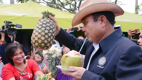 บิ๊กตู่ ปลื้ม แม่ค้าหัวหินแห่ให้กำลังใจ เชียร์อยู่ต่อ 10 ปี