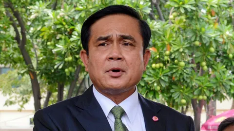 'ประยุทธ์' นำ คสช.-ครม.ออกรอบกอล์ฟ ก่อนบินไปมาเลย์