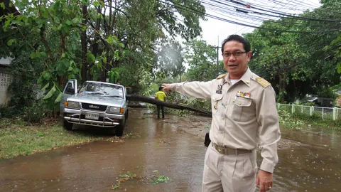 พายุฤดูร้อนถล่มสกลนคร บ้านเรือนเสียหายกว่า 100 หลัง