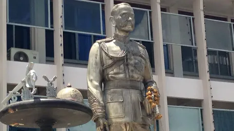 ลักดาบ ‘ขุนพันธ์’ โจ๋เพี้ยนหนัก ปีนอนุสาวรีย์หน้า บก.ภ.นครศรีฯ