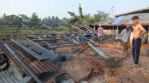 พายุฤดูร้อนถล่ม 2 อำเภอโคราช เสียหายกว่า 50 หลังคาเรือน