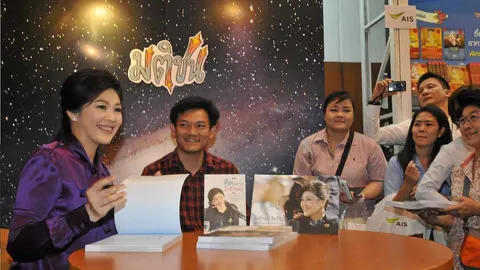 แฟนคลับมาเพียบ 'อดีตนายกฯ ปู' แจกลายเซ็นงานหนังสือฯ (ชมคลิป)