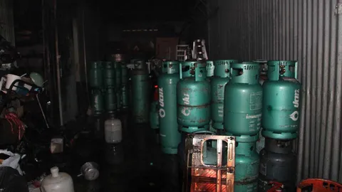 ไฟไหม้ร้านแก๊สศรีสะเกษ เจ้าของหอบลูกปีนหน้าต่างหนีตาย