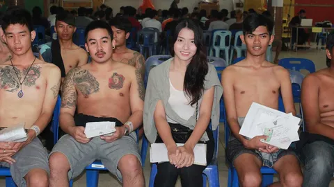 'น้องแก้ม' ชายสวย รายงานตัวเกณฑ์ทหารสุโขทัย