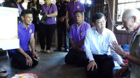 ‘อากง’ ยืนยัน ยังนอนเฝ้าศพอาม่า! รมช.มาเยี่ยมถึงบ้าน 