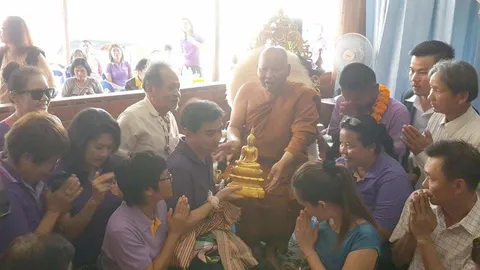 'มาร์ค' เยือนขอนแก่น นำทีมทอดผ้าป่าฯ สมทบทุนสร้าง กศน.