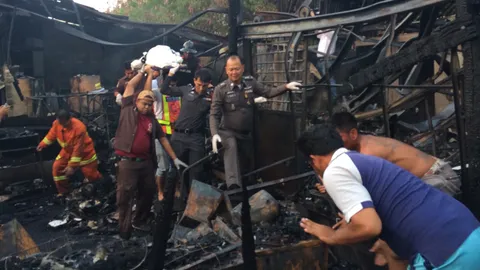 เพลิงไหม้อู่ผลิตรถเกี่ยวข้าว พ่อเฒ่าวัย 72 หนีไม่ทัน ไฟคลอกดับ