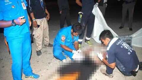 อุทาหรณ์! ขับรถไม่คาดเบลท์ รถตกถนนหัวพุ่งชนกระจกดับ 