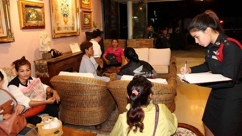 2โจร ควงปืนบุกปล้นสปาภูเก็ต กวาดเงินกว่า5แสน เผ่นหนีลอยนวล  (ชมคลิป)