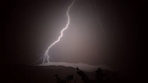 พายุฝนถล่มอำนาจเจริญ ฟ้าผ่าวัว-คนเลี้ยง ดับคาคอก