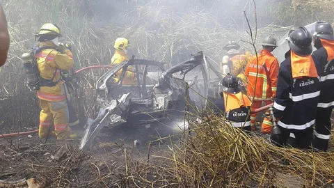 ระทึก! ไฟลุกท่วมรถติดแก๊ส 4 ชีวิตวิ่งหนีตาย หวิดดับ