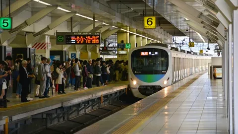 ญี่ปุ่นใส่ใจ ปรับทิศเก้าอี้รอรถไฟ ป้องกันเมาหัวทิ่มราง (ชมคลิป)