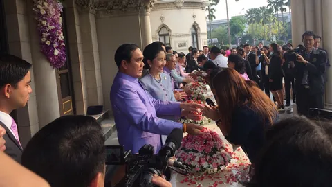 นายกฯ นำ รมต. ทำบุญสงกรานต์ - ขรก. รดน้ำขอพร (ชมคลิป)