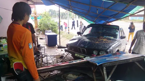 พระซิ่งเก๋งเสียหลัก ชนร้านก๋วยเตี๋ยวเจ็บ 2 ราย