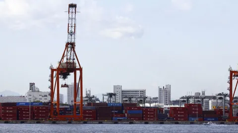 เศรษฐกิจเข้าเขตอันตราย ธปท.หวั่นส่งออกติดลบต่อเนื่อง 3 ปีซ้อน