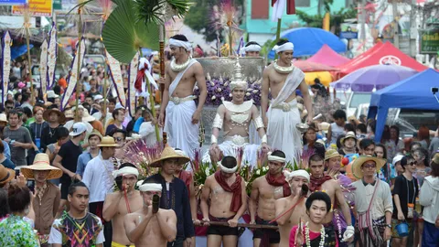 ปี๋ใหม่เมืองลำปางคึกคัก นักท่องเที่ยวแห่ชมขบวนสลุงหลวง