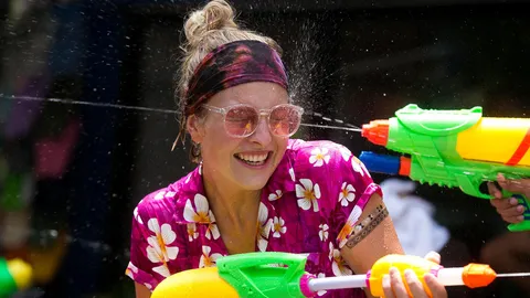 ย่านอ่อนนุชแหกกฎสาดน้ำ ขายเหล้า-แป้ง โจ๋งครึ่ม