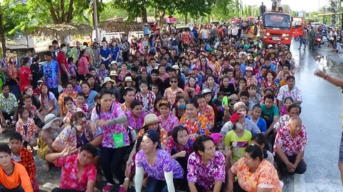 สงกรานต์ถนนข้าวสุก สุดหรรษา คนนับพันแห่เล่นเวฟมนุษย์