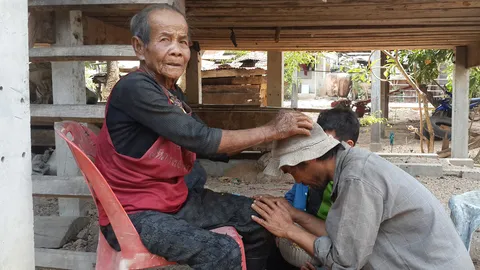 สังขารไม่อำนวย!  ‘มนุษย์รู’ กลับหมู่บ้าน อบต.จ่อปลูกหลังใหม่ไว้อยู่ยามชรา