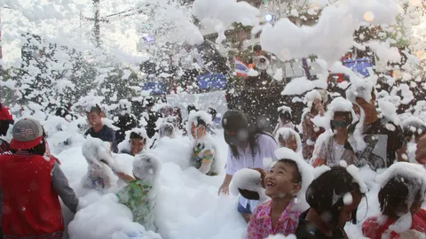 จัดเต็ม! สงกรานต์สุดท้าย ปาร์ตี้โฟม-สาดน้ำ-ดิ้นกระจาย