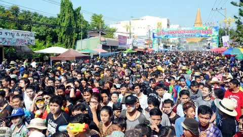 สงกรานต์กลางแดด! แห่เล่นน้ำรอบองค์พระฯ-วันไหลบ้านเพ