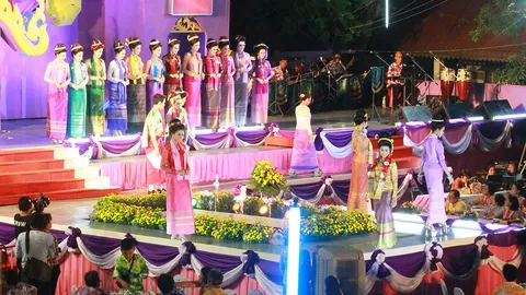 สงกรานต์ปากลัด"คึกคัก"ประกวดนางสงกรานต์-หนุ่มลอยชายพระประแดง