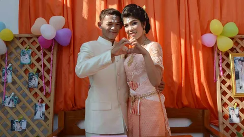 วิวาห์เงียบ! บ่าวสาวไม่มีคำพูด แต่ทำมือรูปหัวใจ แทนบอกรักเธอตลอดไป 