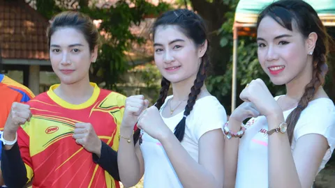 ฮือฮา! ‘แม่หลวงกุ้ง’ ผญบ.คนสวยขึ้นชกมวยทะเล โดนสอยร่วง