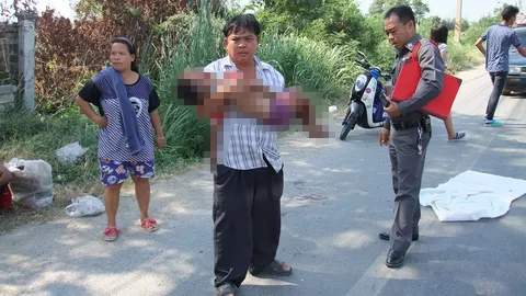 สุดเศร้า! พ่ออุ้มศพลูก 4 ขวบ ถูกเก๋งเสยร่างกระเด็น 30 เมตร