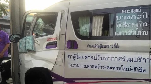 รถตู้ม.ราม-รังสิต เสยเสาไฟฟ้า หน้าเมเจอร์รัชโยฯ เจ็บระนาว