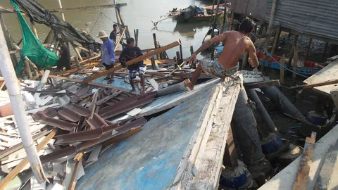 น้ำลงดินไหล! บ้านพังลงคลอง 2 หลัง ถล่มโครมต่อหน้าเจ้าของ 